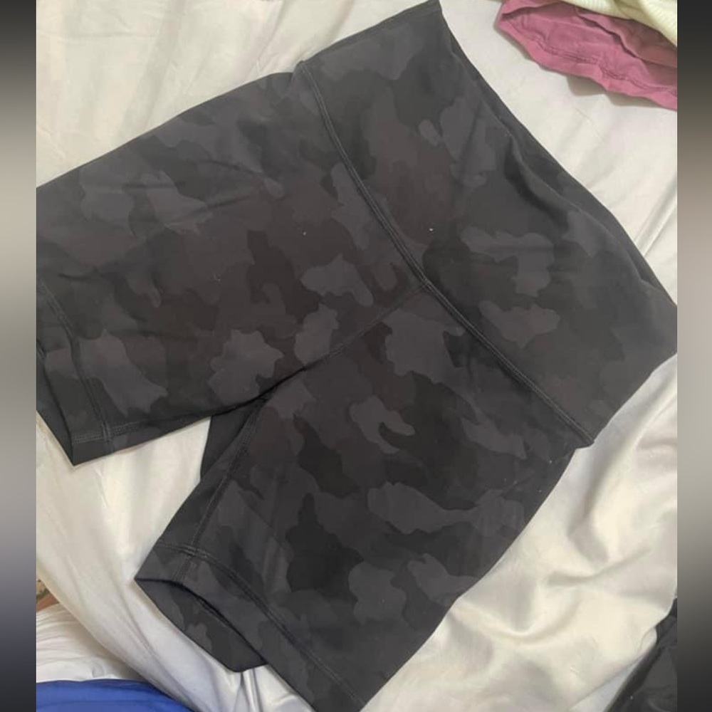 Black camo WUNDER UNDER HR 6 inch shorts